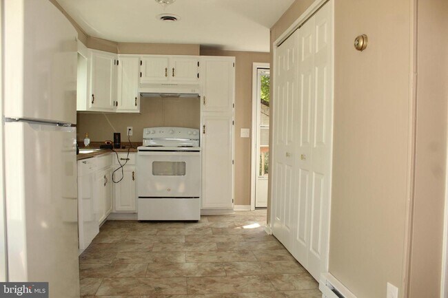 Foto del edificio - 32049 Warren Rd