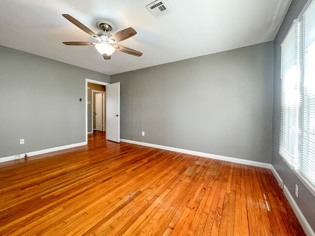 Building Photo - 1405 Guthrie Dr