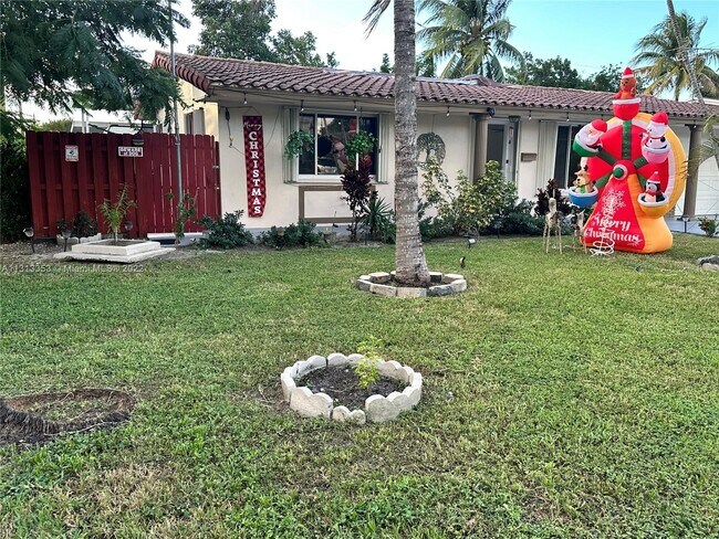 Building Photo - 2440 Oleander Dr