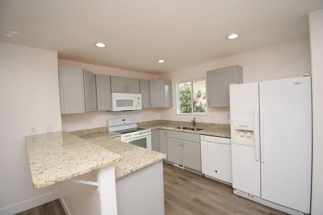 Building Photo - 883 Westpointe Cir