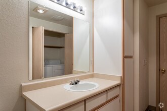 2BR, 1BA - 884 SF - Crescent Park