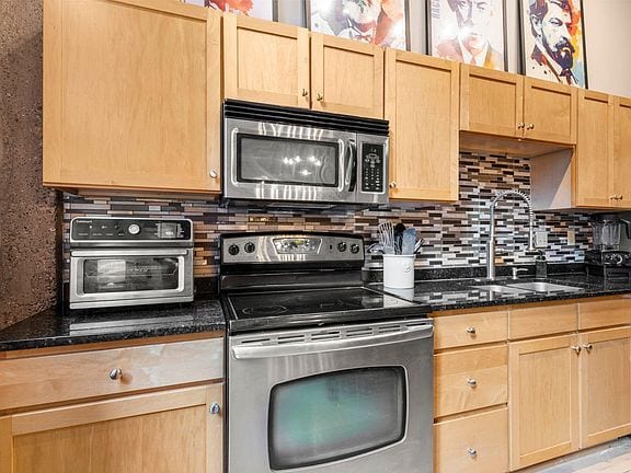 Building Photo - 521 S 7th St