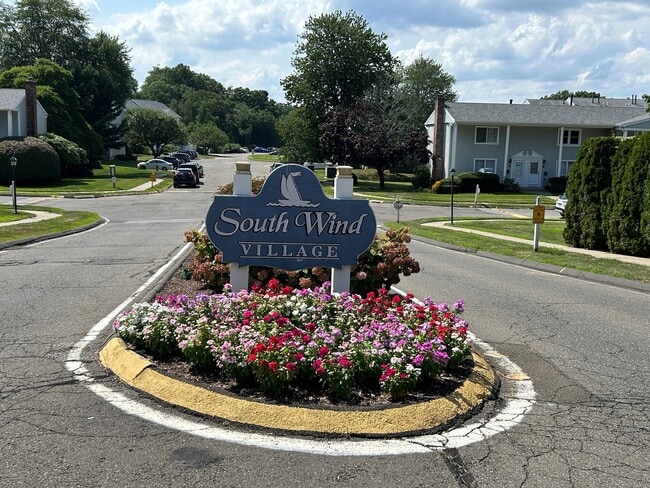 Building Photo - 60 Carriage Path S