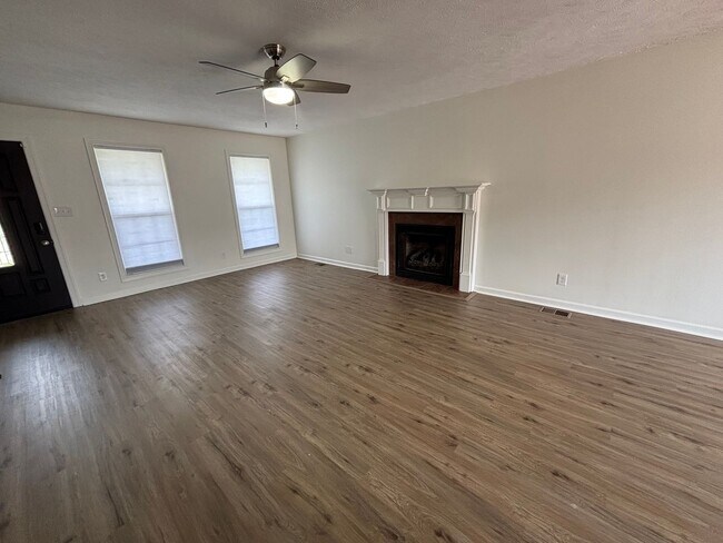 Foto del edificio - Spacious 4 Bed, 2.5 Bath Home for Rent!