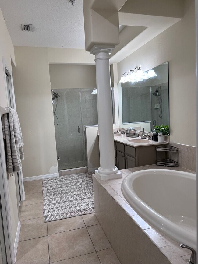Foto del edificio - 3 Bedroom Townhome in Tampa