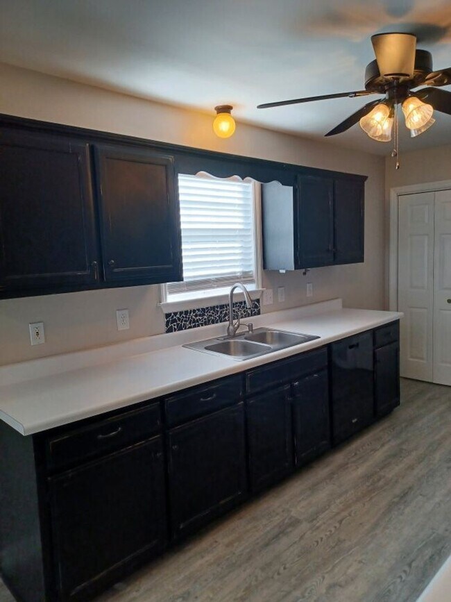 Building Photo - 3 br, 2 bath House - 2860 Maple Circle