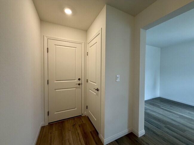 Foto del edificio - BRAND NEW TRI-LEVEL LUXURY TOWNHOME W/ TONS OF UPGRADES, FEATURING 3 BED 2.5 BATH 2 CAR GARAGE W/...
