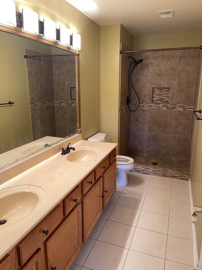 Foto del edificio - 406 Woodview Cir