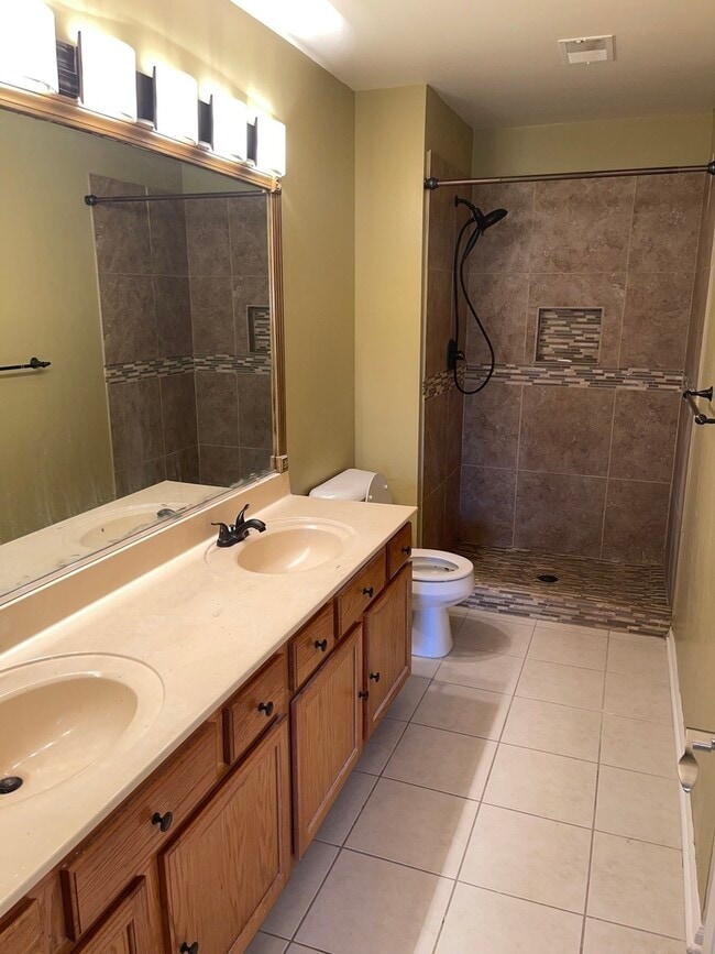 Building Photo - 406 Woodview Cir