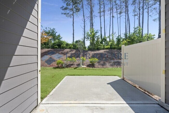 Building Photo - Elegant 3-Bed Townhome , Screened Porch & 2-Car Garage – Prime Davis Drive Location