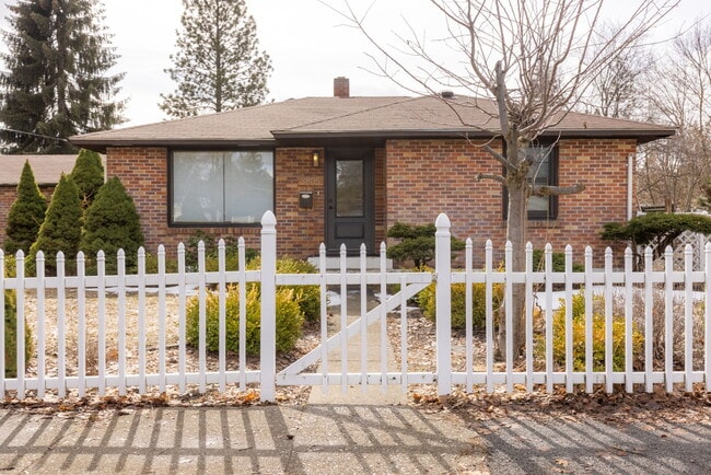 Building Photo - 3805 W Queen Ave