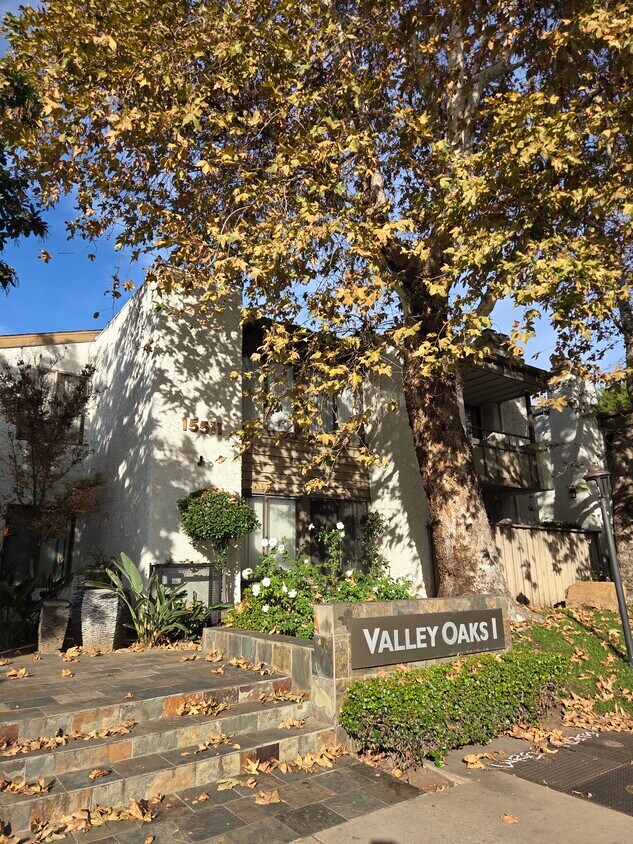 Foto principal - 15511 Sherman Way