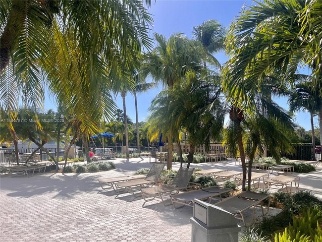 Building Photo - 90 Edgewater Dr