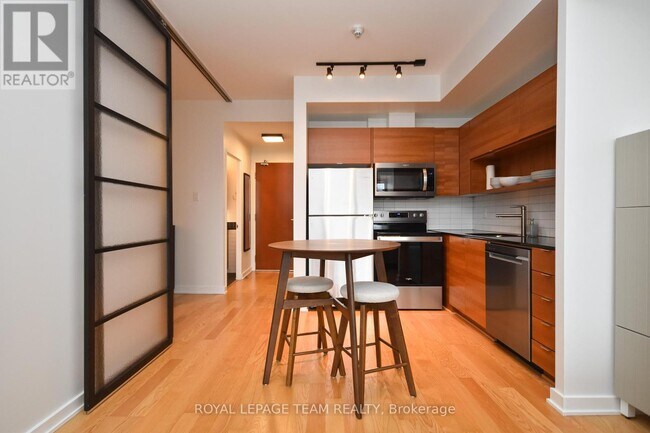 Building Photo - 324 Laurier Ave W