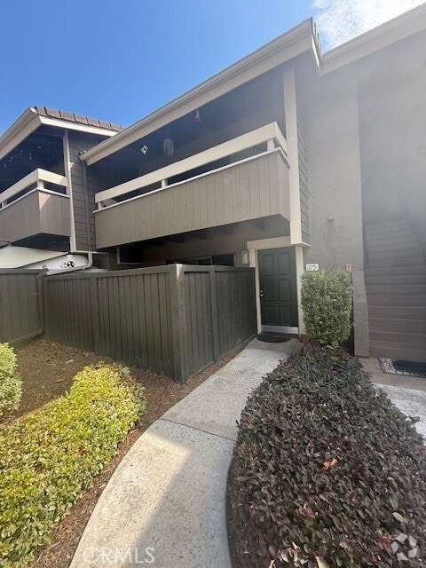 Building Photo - 275 Streamwood