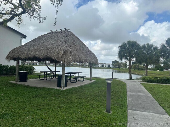 Foto del edificio - 208 Lake Pointe Dr