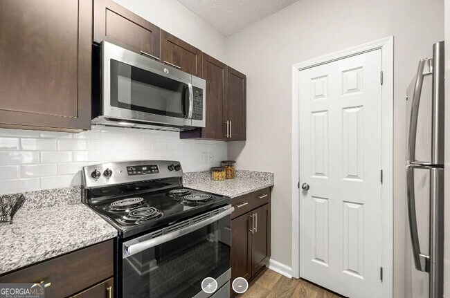 Foto del edificio - 7150 Peachtree Dunwoody Rd NE