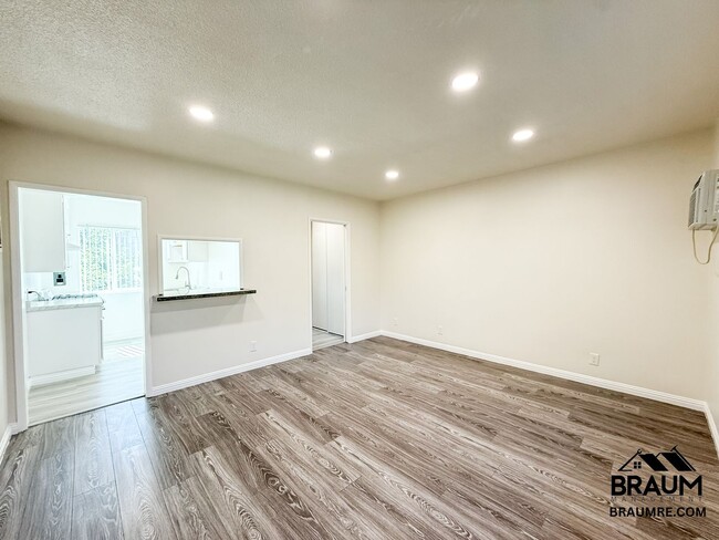 Building Photo - 15546 Vanowen St