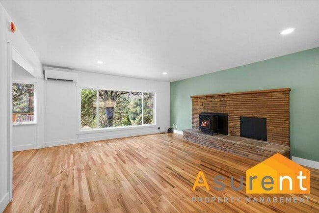 Building Photo - Jacksonville Home with in home office internet included.