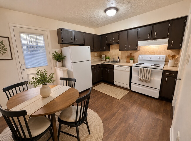 Cocina de casa adosada - Decoración virtual realizada por Chat GPT - Glenview Apartments