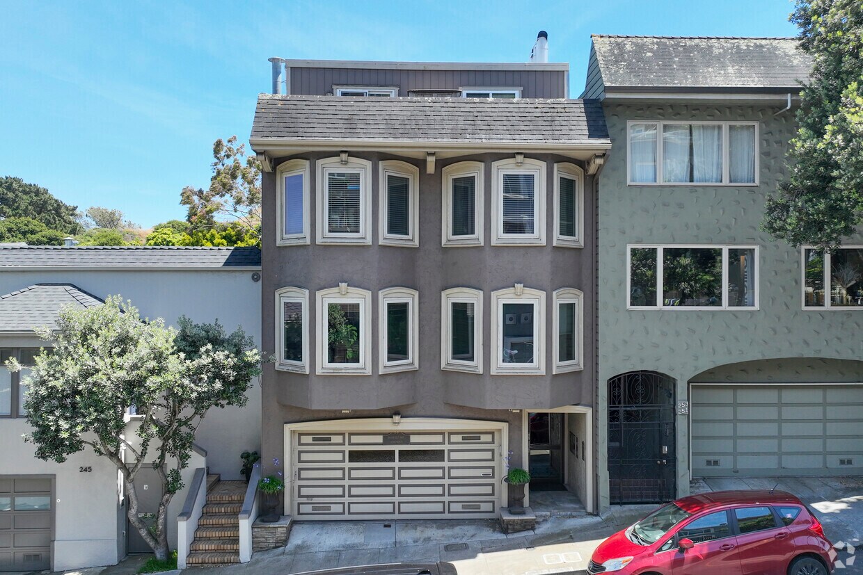 Foto principal - 247-249 Roosevelt Way