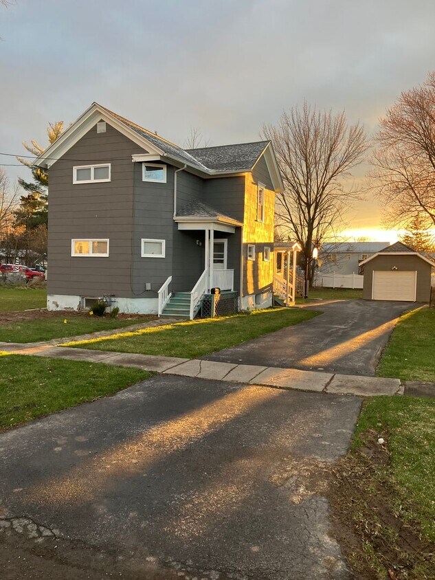Foto principal - 3 bed 1.5 Bath Fully Remodeled Village Col...