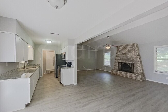 Building Photo - 168 Creekview Dr E