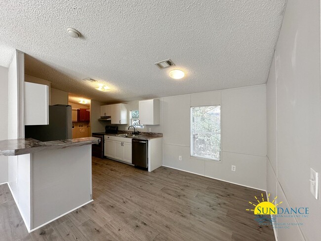 Building Photo - Nicely Remodeled 3 Bedroom Unit in Fort Wa...