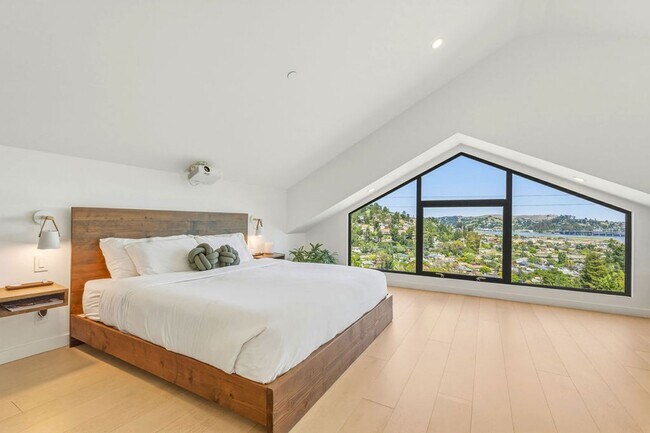 Foto del edificio - Beautifully Remodeled 4BR + Office Mill Valley Home — Furnished, Private 3/4-Acre Setting, Walk t...