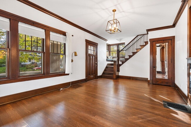 Foto del edificio - 127 Trowbridge St NE