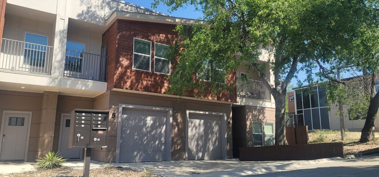 Foto principal - Beautiful NEW Condo/Home 3 Bedrooms/2.5 Ba...