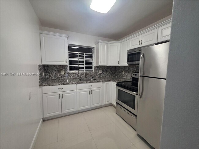 Foto del edificio - 19080 NE 3rd Ct