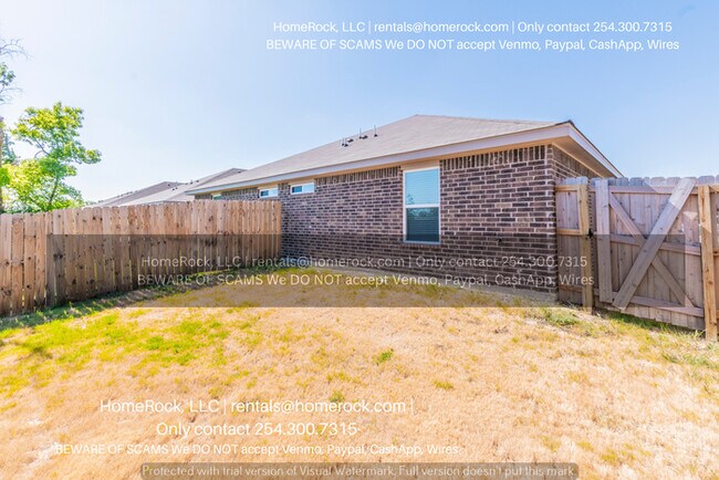 Building Photo - 3 Bedroom 2 Bath Available SOON!