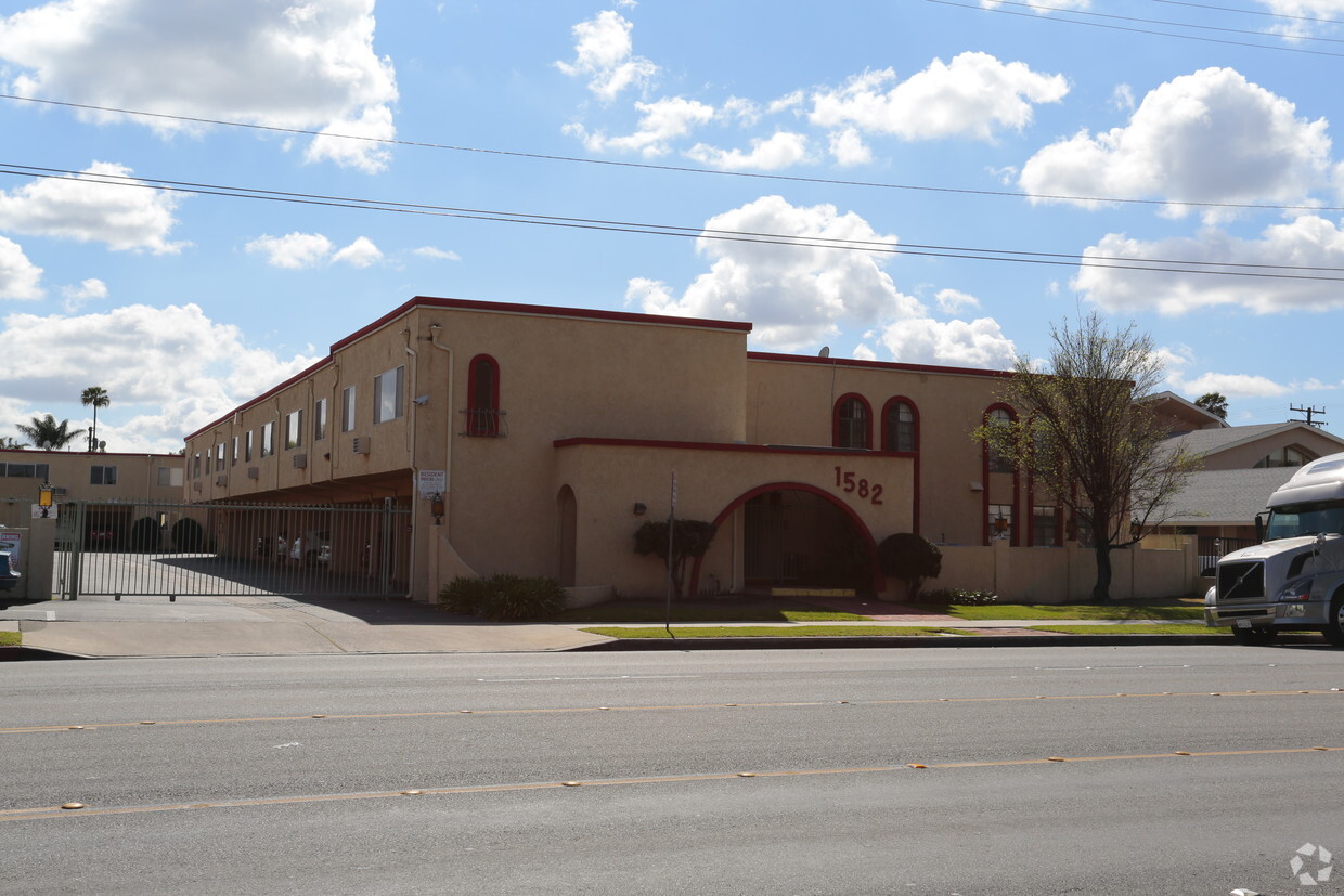 Primary Photo - La Entrada Apartments