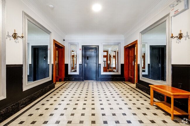 Lobby - Plaza Court