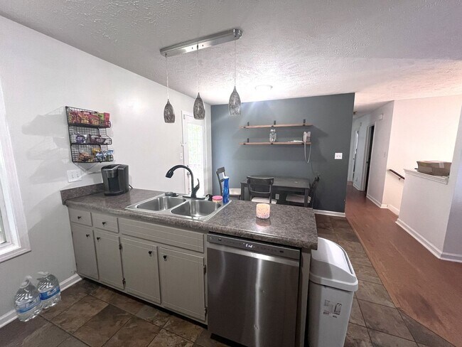 Foto del edificio - 3 Bedroom 2.5 Bath home in well establishe...