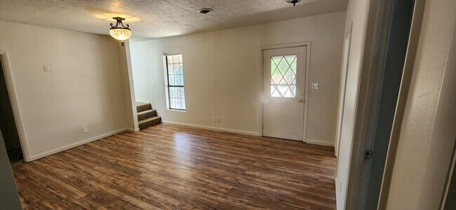 Foto del edificio - ALL PROSPECTIVE TENANTS MUST SUBMIT A $58 ...