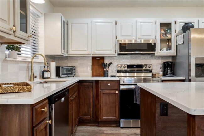 Building Photo - 5 Brecknock Dr