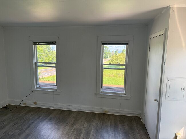 Parte de la sala de estar/dormitorio - 1053 Danby Rd