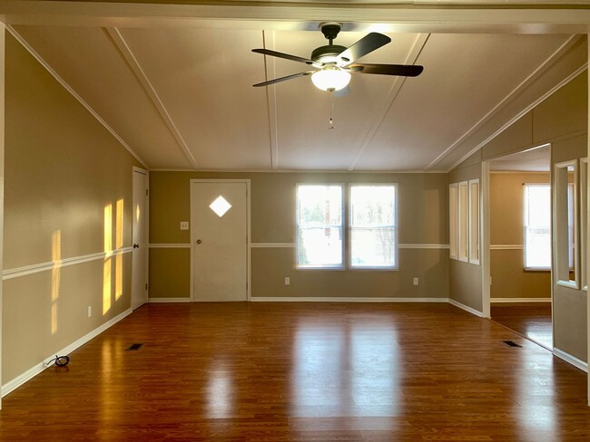 Foto del edificio - Renovated 3 Bedroom Home In Raleigh, Apply...