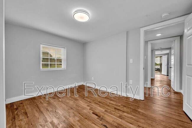 Building Photo - 546 55th St