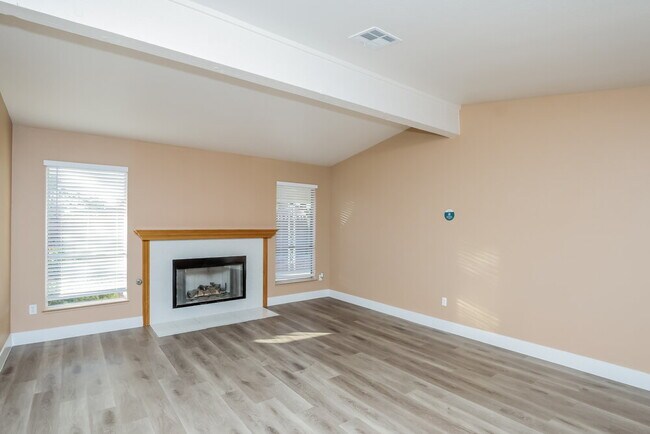 Building Photo - 8313 Del Rey Ave