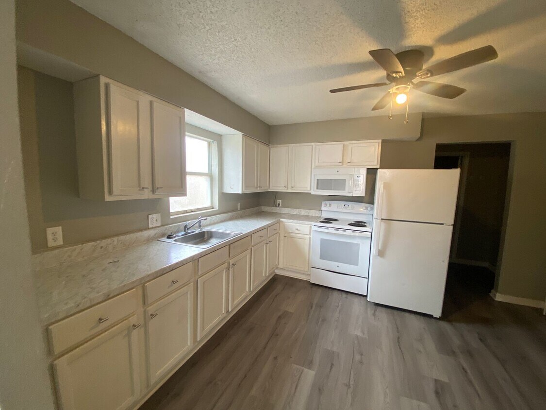 Foto principal - 916 Warner Ave