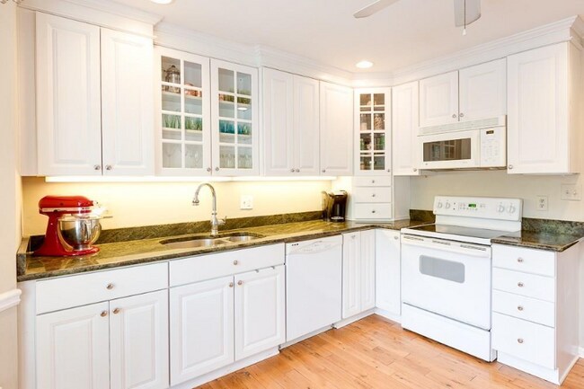 Foto del edificio - 517 Salem Woods Dr SE