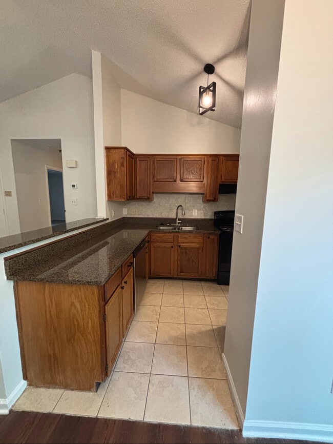 Building Photo - Rach townhomes 2 BR 2 Bath with access to ...