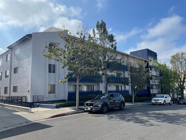 Building Photo - 10982 Roebling Ave