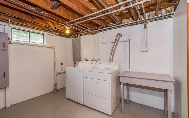 Foto del edificio - 3 Bedroom/1.5 Bathroom House - Available August 1st, 2025!