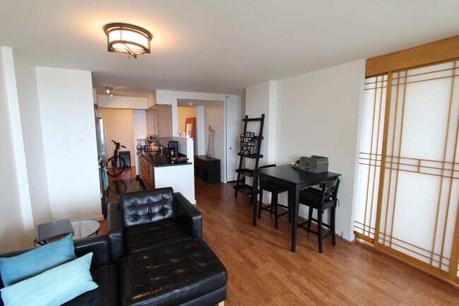 Living room - 604 S Washington Sq