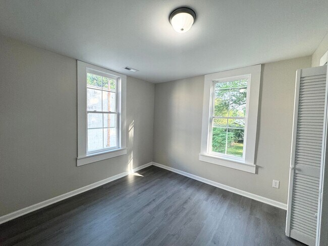 Building Photo - 213 E Gale St