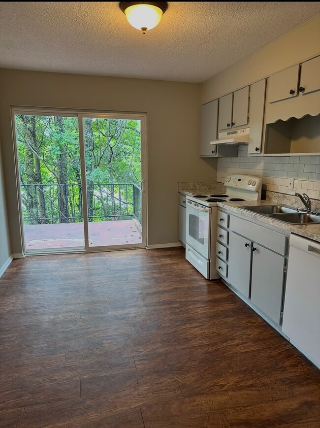 Building Photo - 820 Beacon Pky E